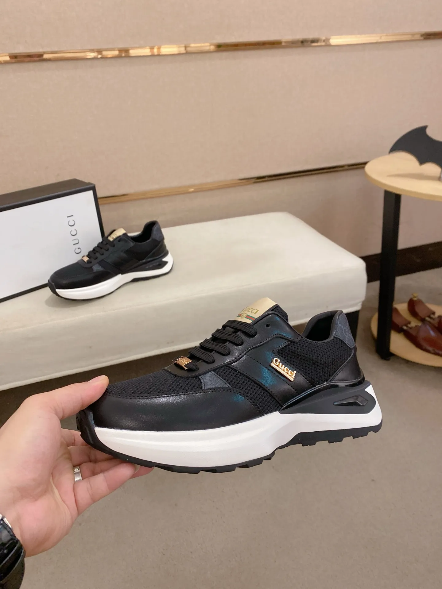 Men's shoes 💰 462💰The new GUCCI (Gucci) counters are launched simultaneously. The new men's shoes, 😘fabrics are selected from imported cowhide, and the lining is sheepskin lining. 👍🏿 High-end ☄️ air-cushion molded anti-slip rubber outsole, exquisite lines, simple and elegant, comfortable and high-end for leisure travel. Code number: 38 to 44 (45 can be customized and cannot be returned or exchanged)